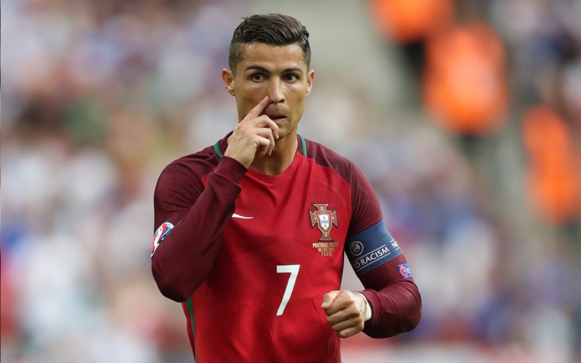 边锋压迫断球，策动破门良机，边锋技巧