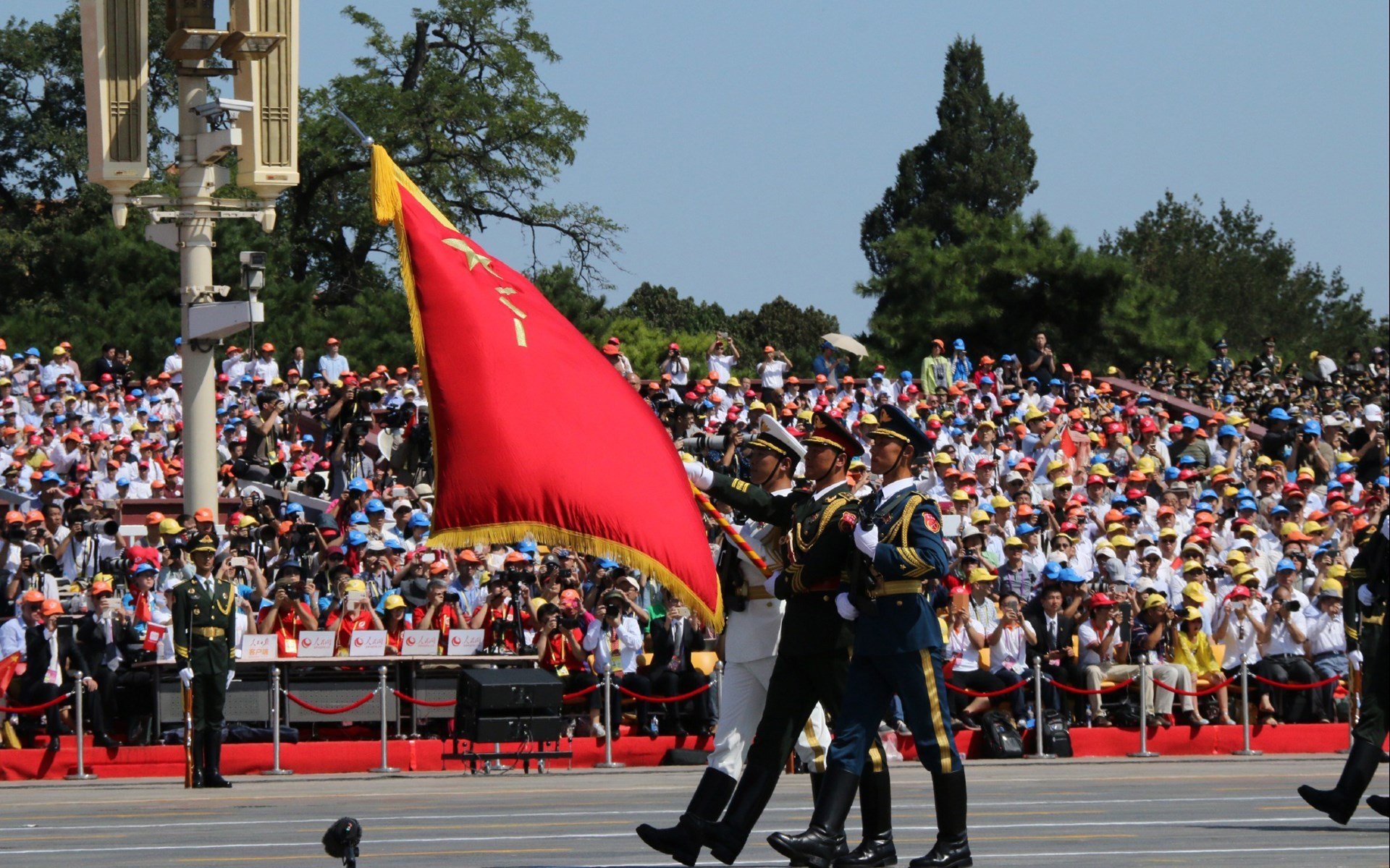 爱游戏中国官方登录入口网站-主教练在训练中重点布置角球战术提升定位球得分效率，足球角球球员站位
