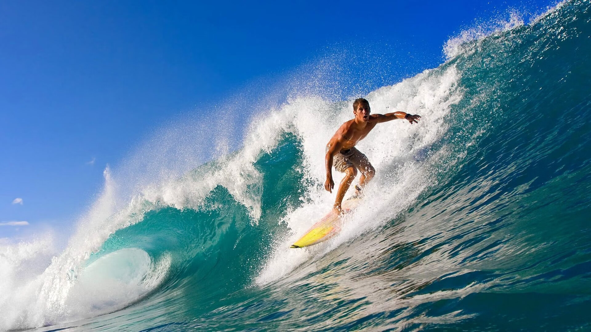 世界洞穴越野锦标赛 选手头灯与反光条在暗河岩壁间划出奇异光线